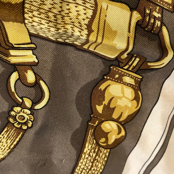 34 x 34 HERMES silk scarf / foulard in pre-loved condition - Picture 4 of 9